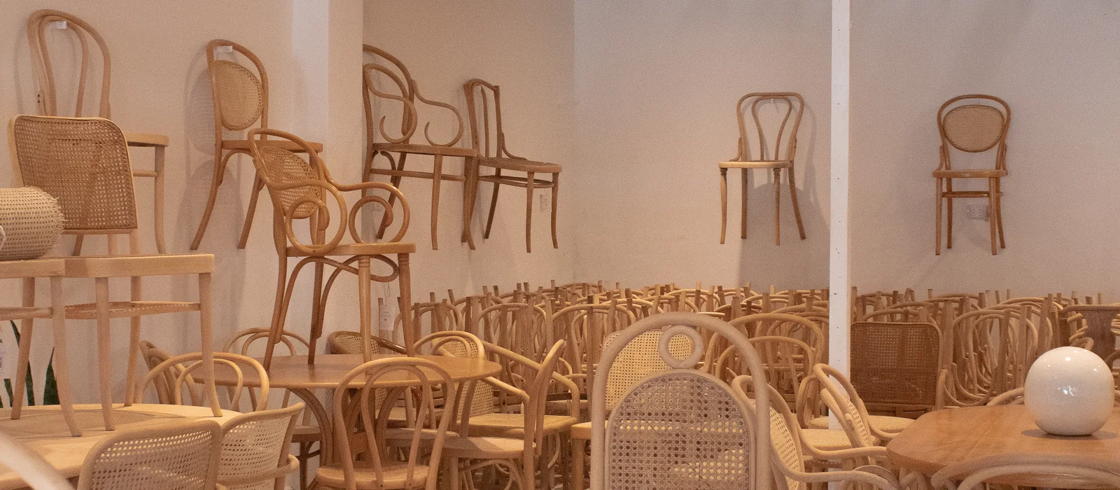 Showroom de Muebles Raquel con sillas Thonet originales restauradas